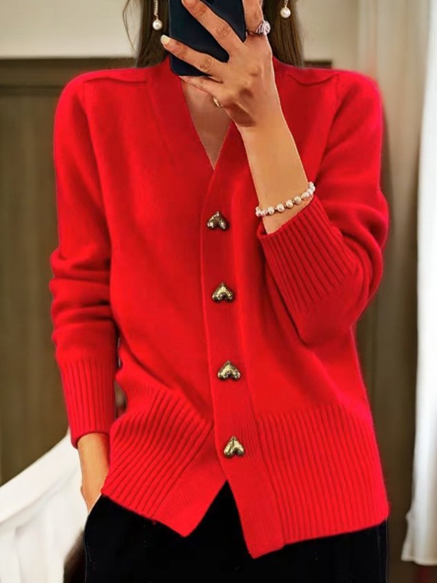 Gestrickte Strickjacke | Herzknöpfe | V-Ausschnitt | Knopfleiste | Damenstrickmode