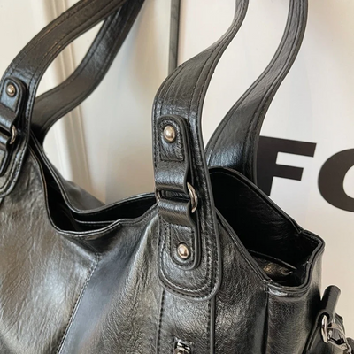 Ledertasche – Damen-Umhängetasche aus Kunstleder in Schwarz und Braun