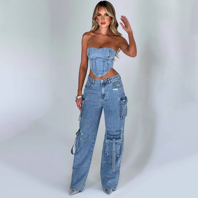 Denim-Set – Zweiteiliges Set aus bauchfreiem Tube-Top und locker sitzender Cargohose für Damen