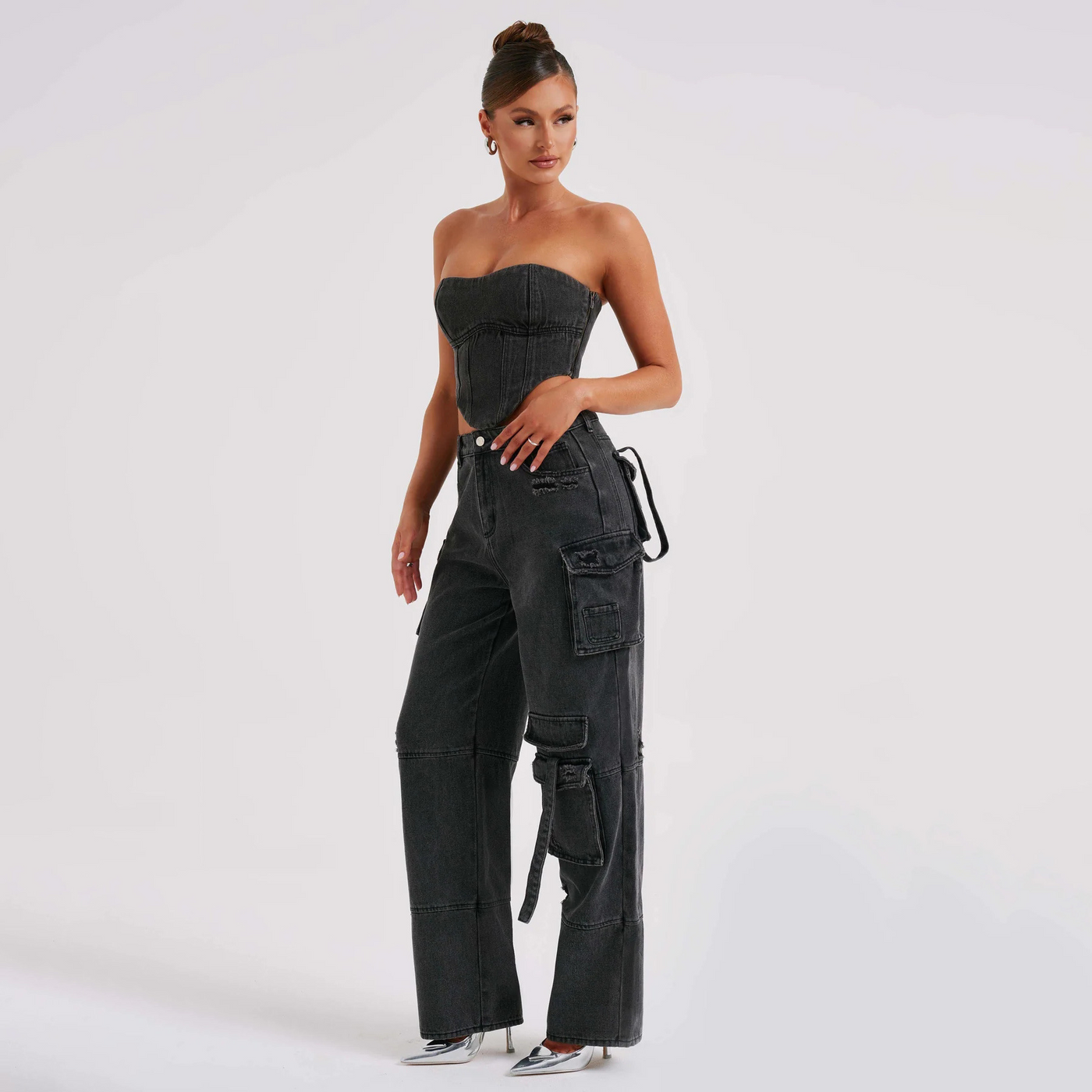 Denim-Set – Zweiteiliges Set aus bauchfreiem Tube-Top und locker sitzender Cargohose für Damen