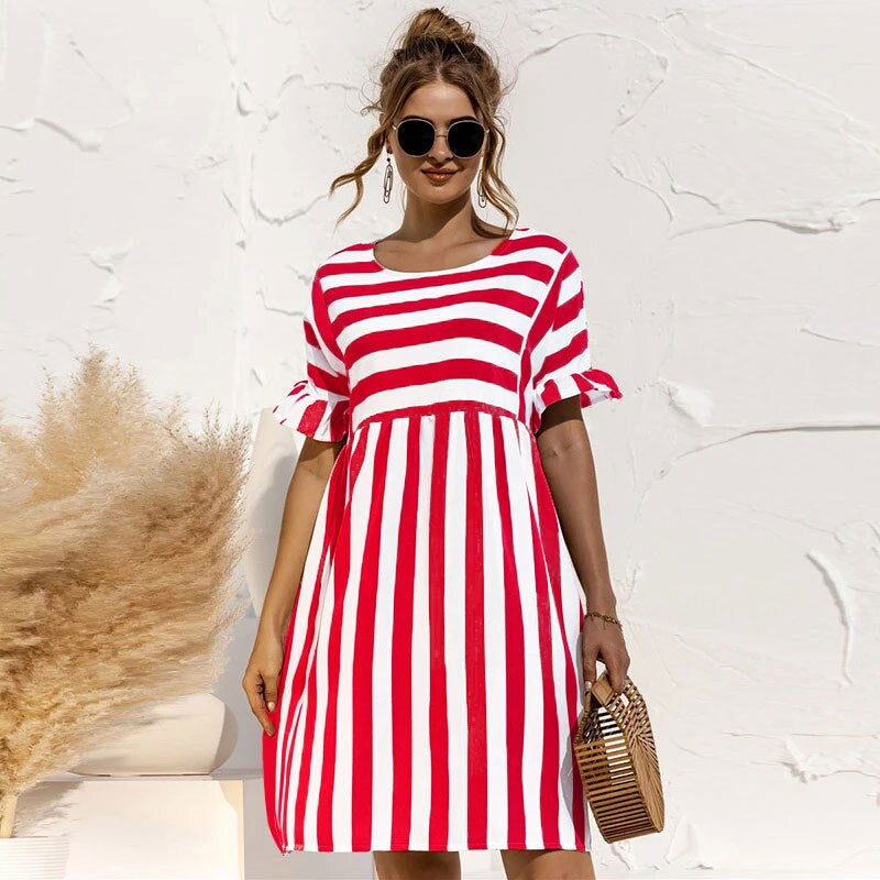 Gestreiftes Kleid - Lockere Passform - Kurze Ärmel - Kurzes Kleid - Sommerkleid