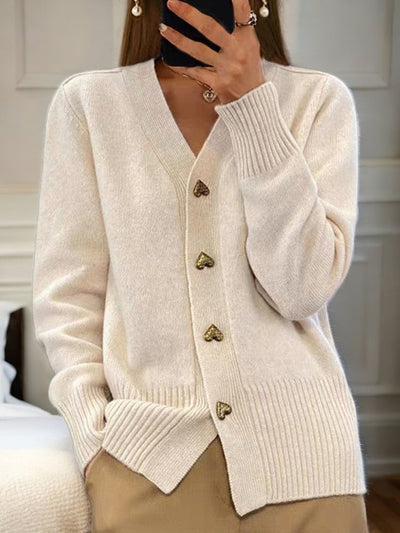 Gestrickte Strickjacke | Herzknöpfe | V-Ausschnitt | Knopfleiste | Damenstrickmode