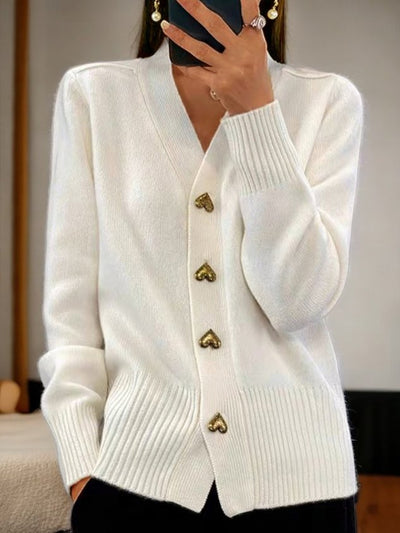 Gestrickte Strickjacke | Herzknöpfe | V-Ausschnitt | Knopfleiste | Damenstrickmode