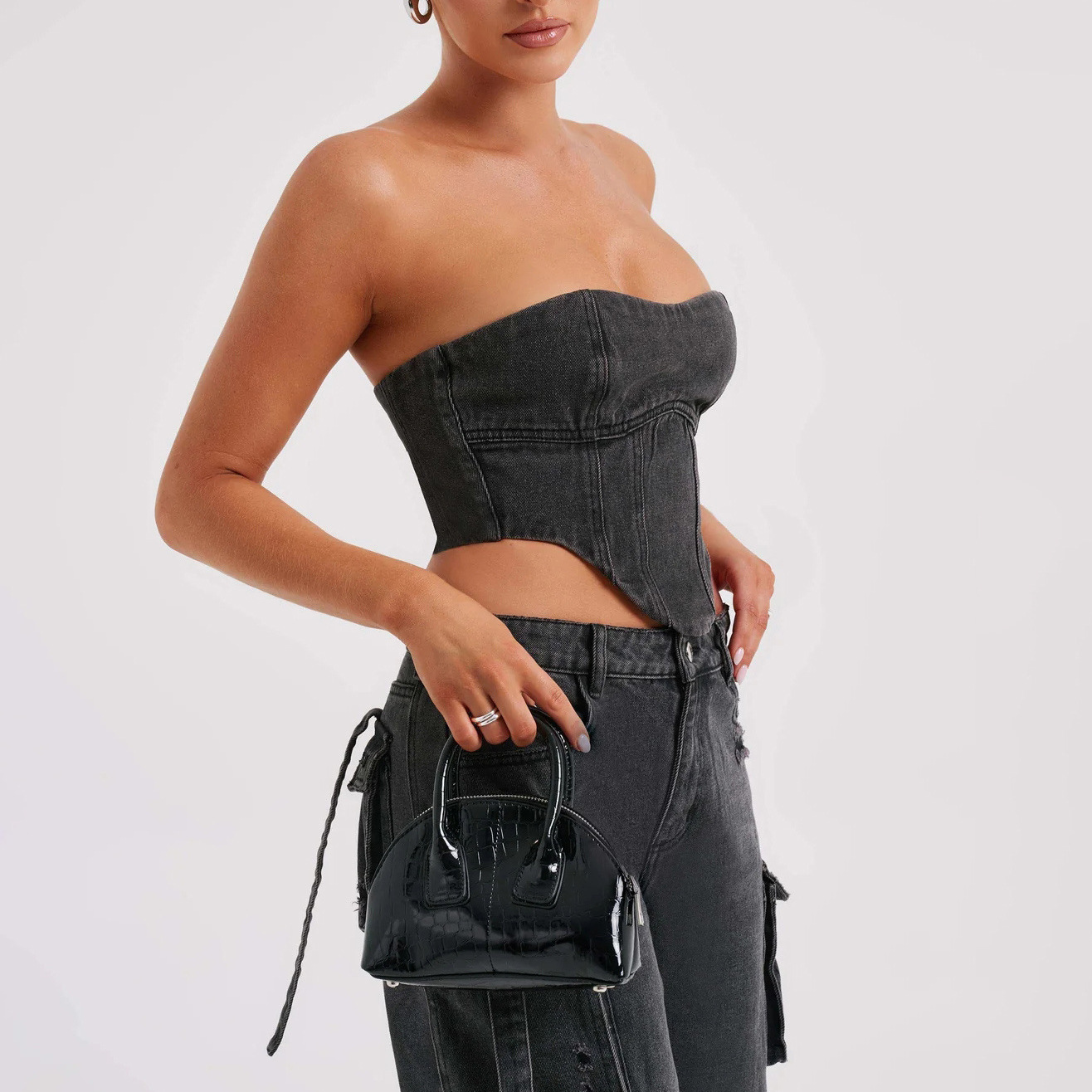 Denim-Set – Zweiteiliges Set aus bauchfreiem Tube-Top und locker sitzender Cargohose für Damen