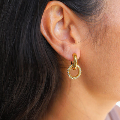 Doppelreihige Creolen – Kleine Creolen für Damen mit goldenen Zirkonias