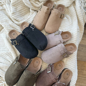 Clogs in Wildlederoptik mit Schnalle 1