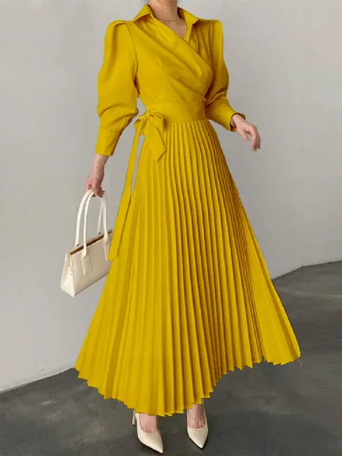 Maxikleid – Langärmliges Damenkleid mit gepolsterten Schultern und Falten