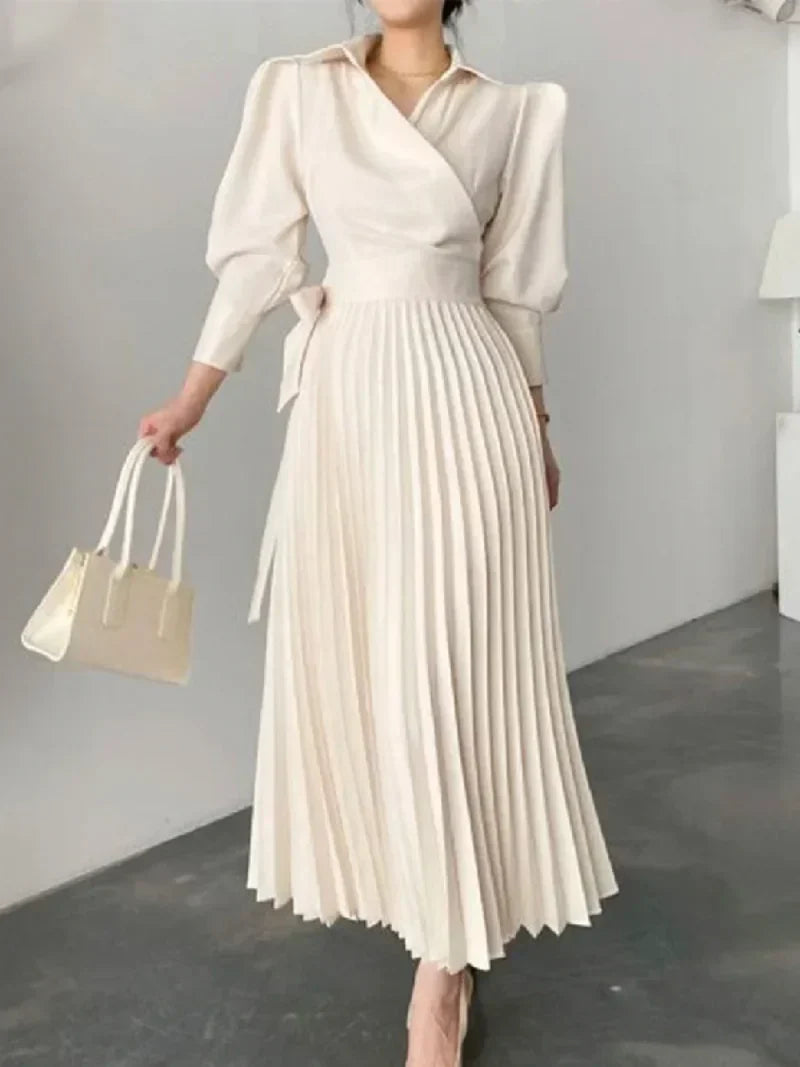 Maxikleid – Langärmliges Damenkleid mit gepolsterten Schultern und Falten