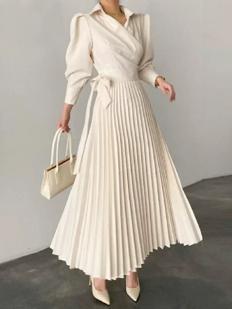 Maxikleid – Langärmliges Damenkleid mit gepolsterten Schultern und Falten