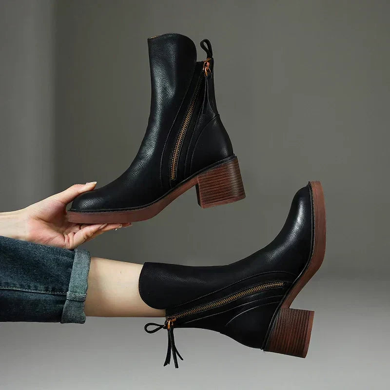 Stiefeletten – Damenstiefel aus Leder mit Blockabsatz in Schwarzbraun