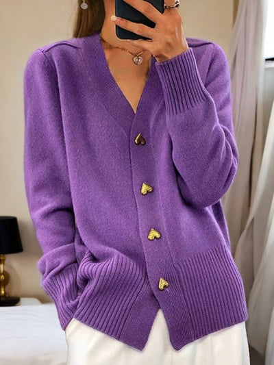 Gestrickte Strickjacke | Herzknöpfe | V-Ausschnitt | Knopfleiste | Damenstrickmode